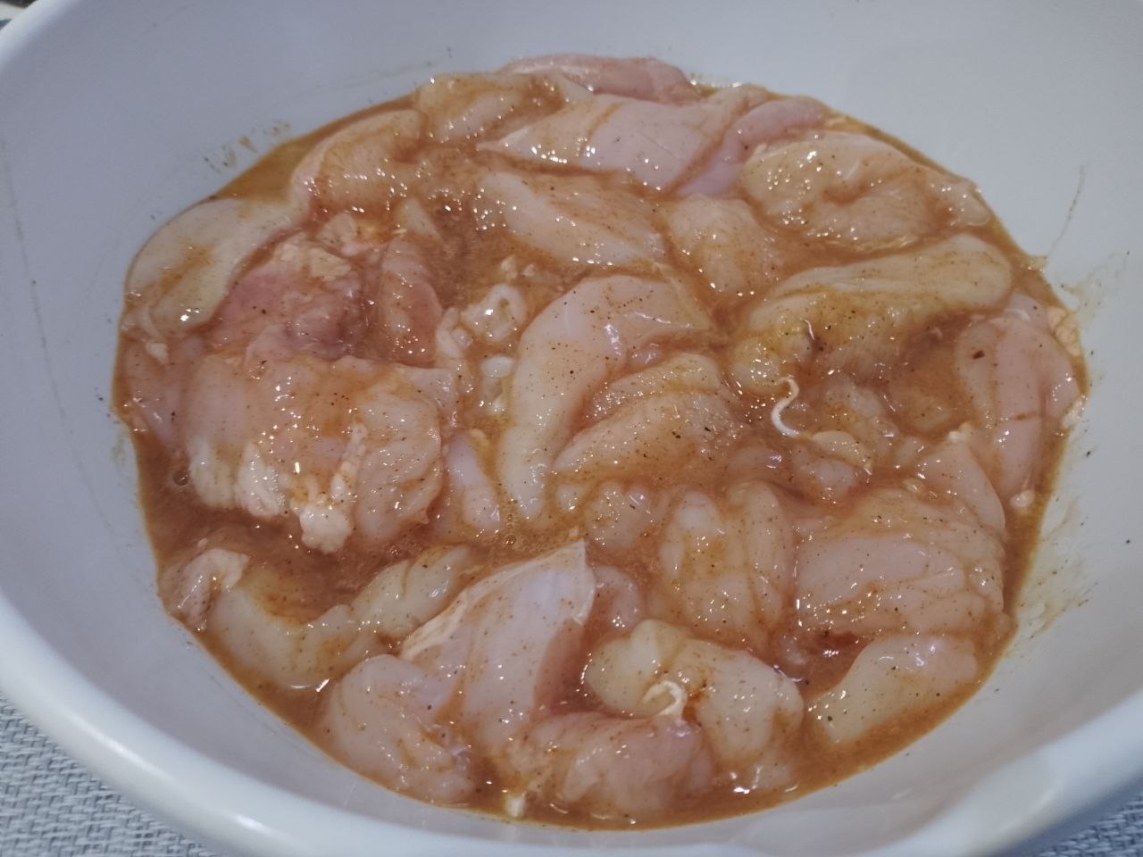 Куриное филе полосками, жареное на сковороде: Два яйца взбиваем и выливаем посуду с полосками.