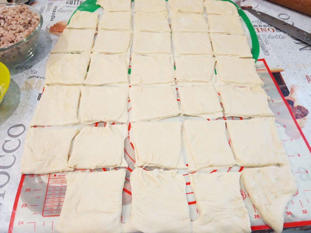 Пирожки из слоёного теста с мясной начинкой: Круг разрезаем на одинаковые полоски.