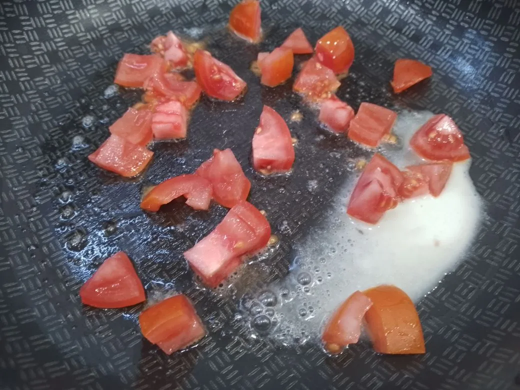 Вкусный завтрак из яиц, творога, помидоров и колбасы или ветчины: Разогреваем сковороду и обжариваем измельченные помидоры.