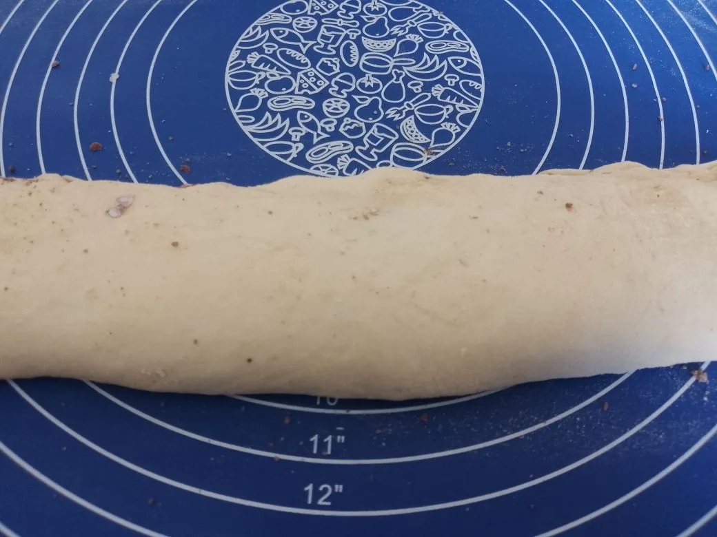 Булочки с начинкой из шоколадной крошки, воздушные и ароматные: Затем на половину теста распределяем шоколадную крошку и накрываем тестом.