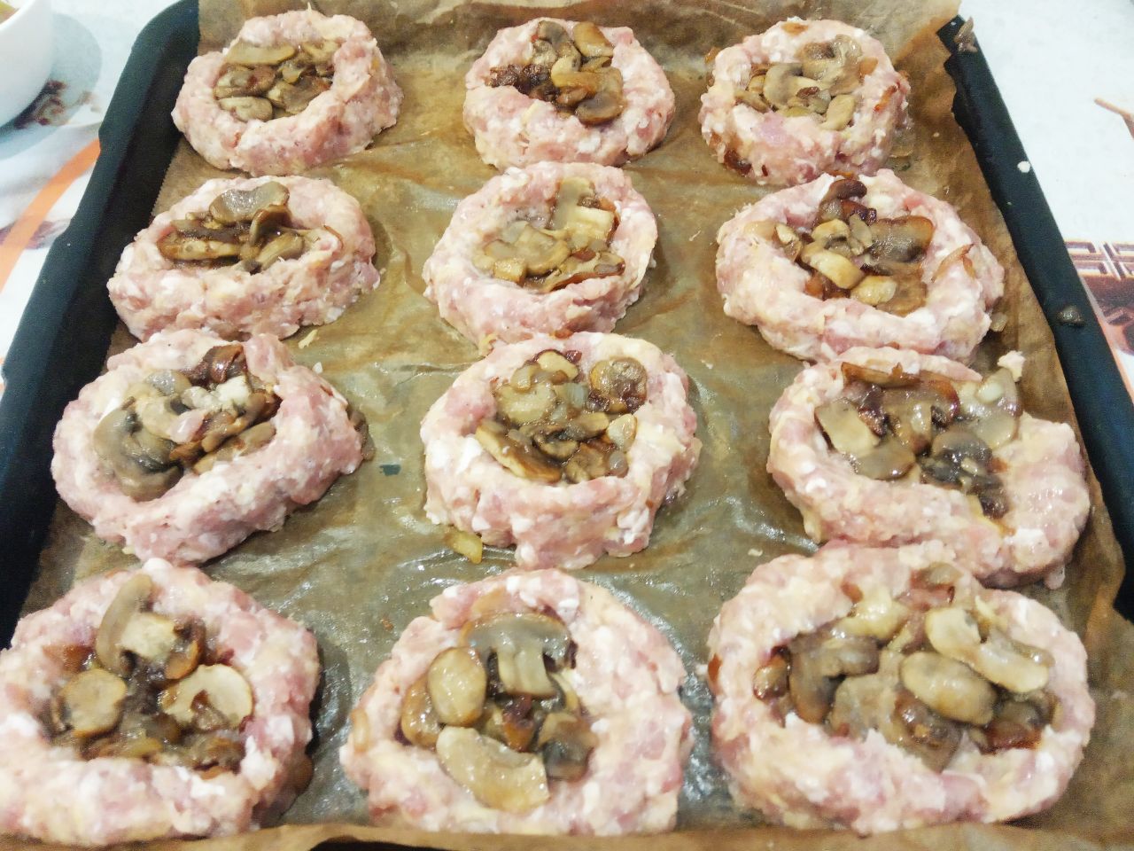 Мясные гнёзда с грибной начинкой, перцем и сыром: Углубления наполняем обжаренными грибами.