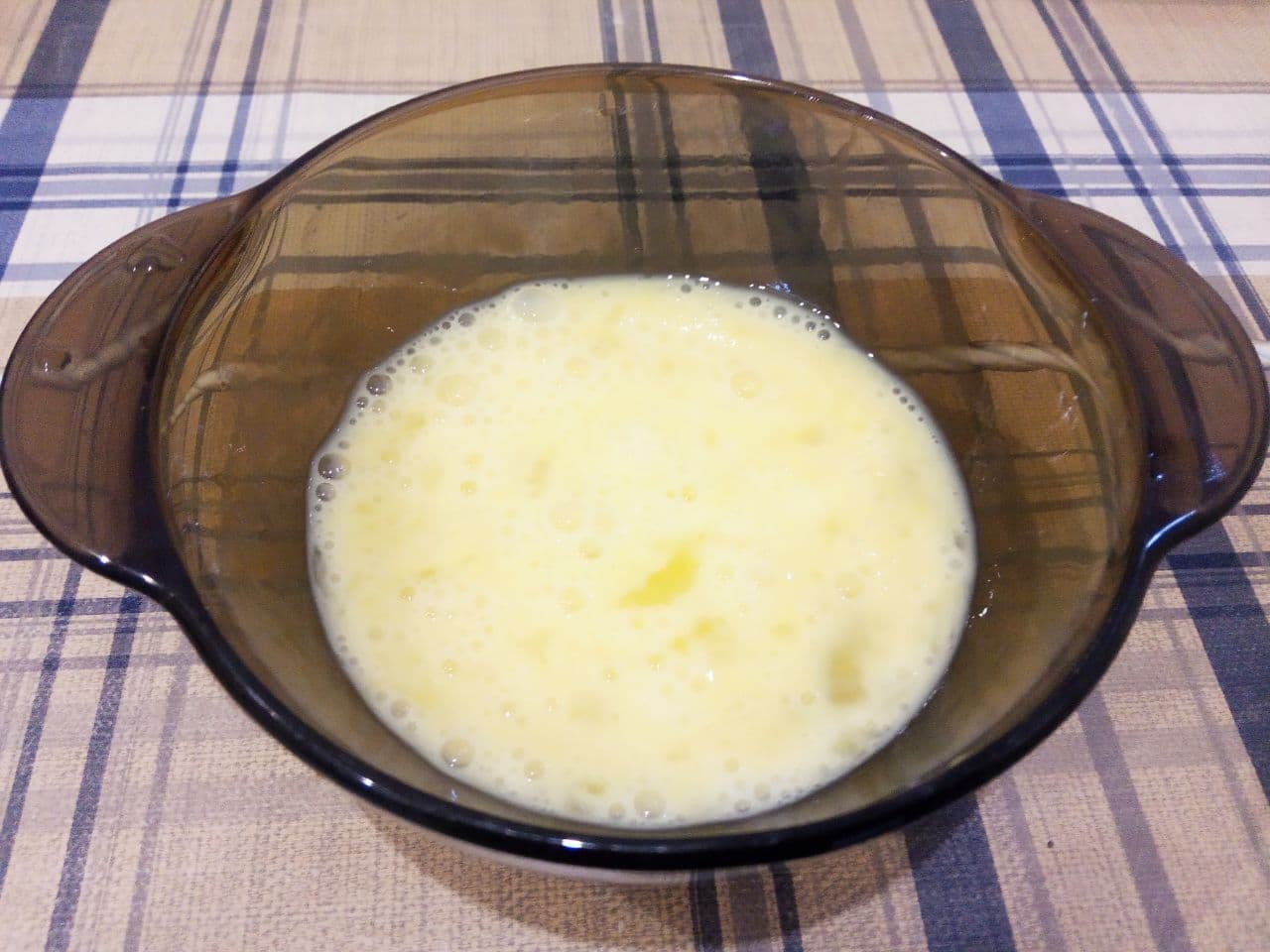 Котлеты из мелко рубленного мяса, сочные и нежные: Яйца разбиваем в чашу и взбиваем венчиком.