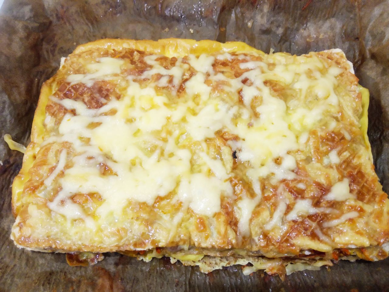 Торт вафельный с начинкой из фарша, моркови и грибов: Достаем торт из духовки посыпаем равномерно оставшимся тертым сыром и ставим обратно в духовку на 5 минут.