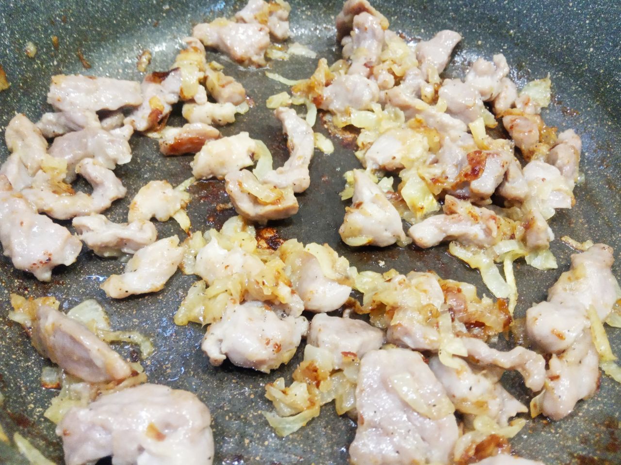 Клецки картофельные, с жареным луком и мясом: Кладем полоски мяса, солим и перчим по вкусу. Накрываем крышкой и обжариваем на слабом огне до испарения