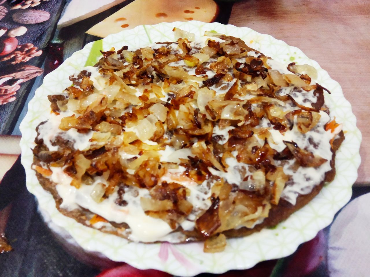 Простой рецепт торта из печени, сыра, лука и моркови: На начинку кладем второй блин, смазываем майонезом и выкладываем обжаренный лук.