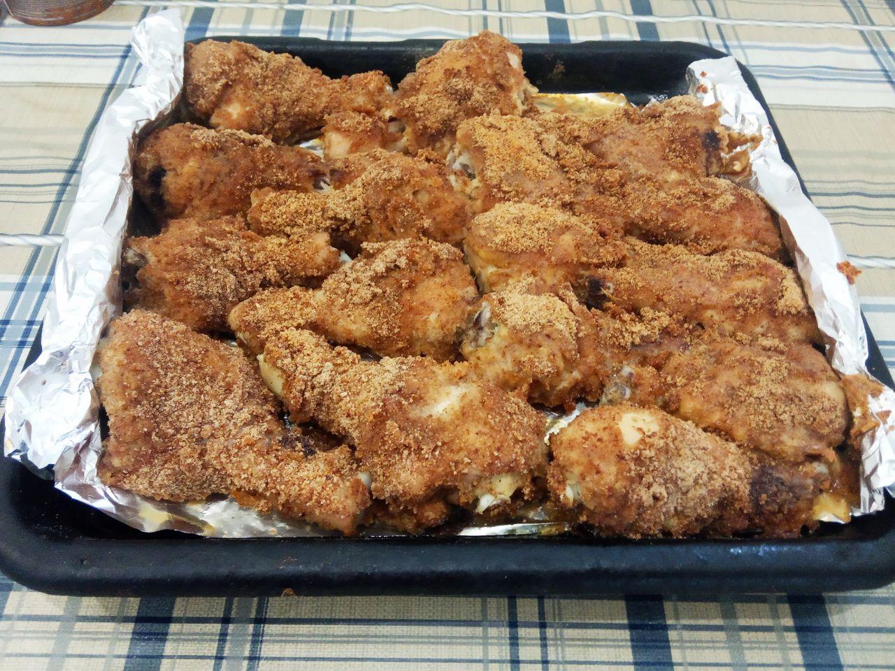 Куриные голени в кляре и сухарях в духовке: Духовку разогреваем до 180 С, ставим противень и выпекаем примерно 30 минут в фольге, затем фольгу убираем и