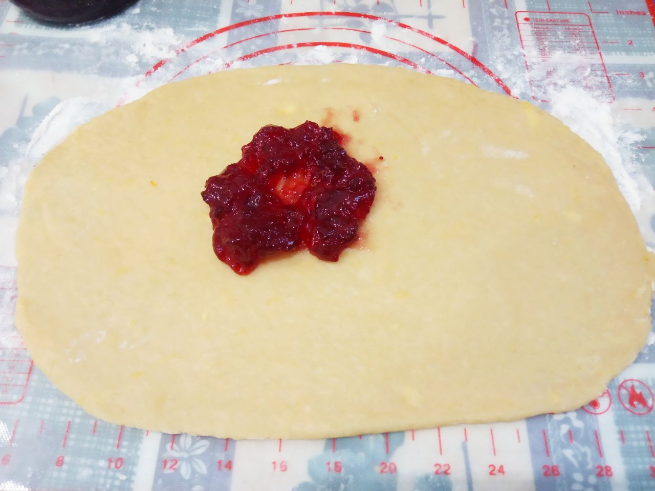 Печенье с джемом и кунжутом подсушенное в духовке: Смазываем равномерно джемом.