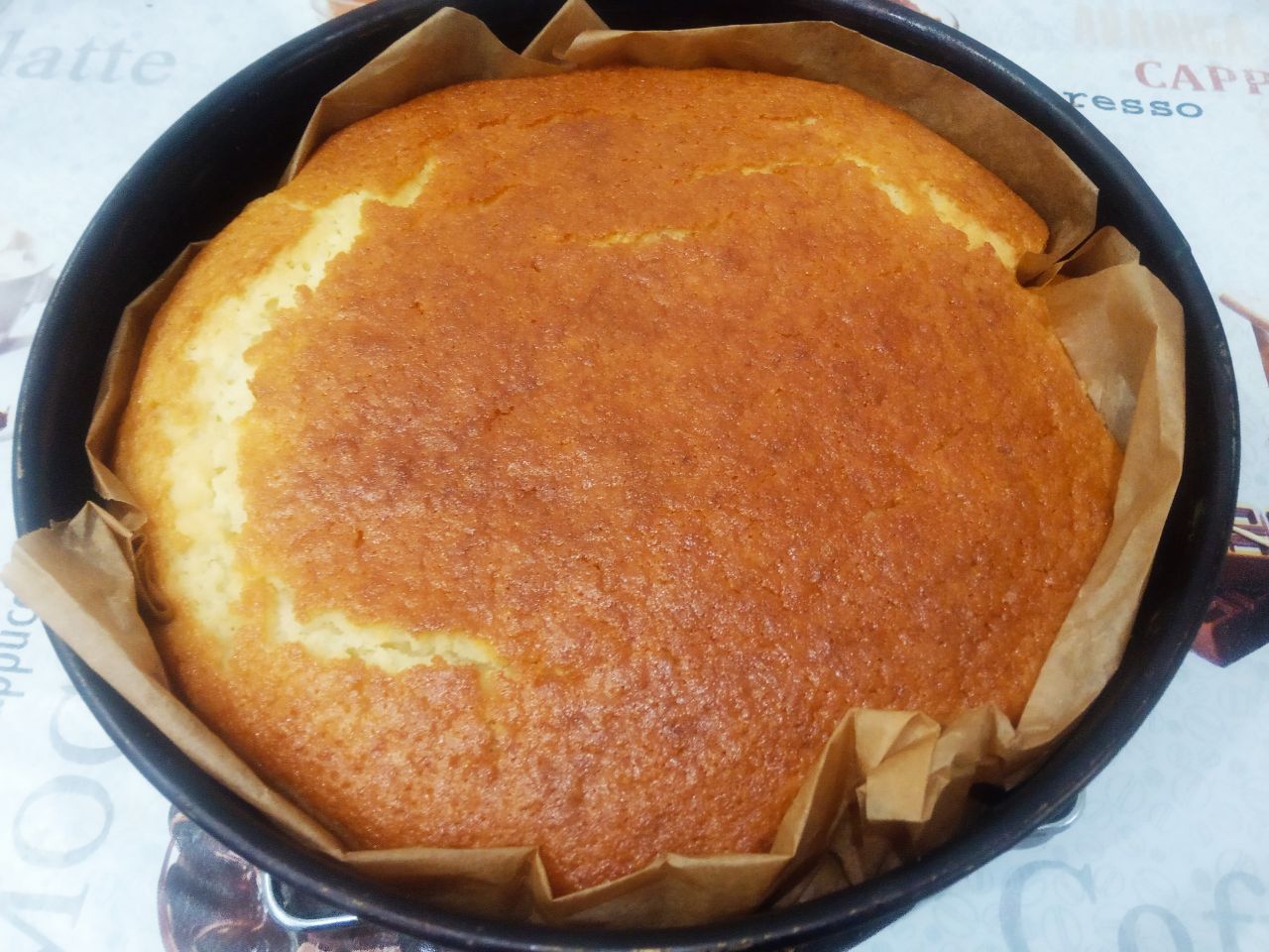Манный пирог воздушный и мягкий, простой и вкусный: Духовку разогреваем до 180 С и выпекаем манный пирог до готовности, около 50 минут.