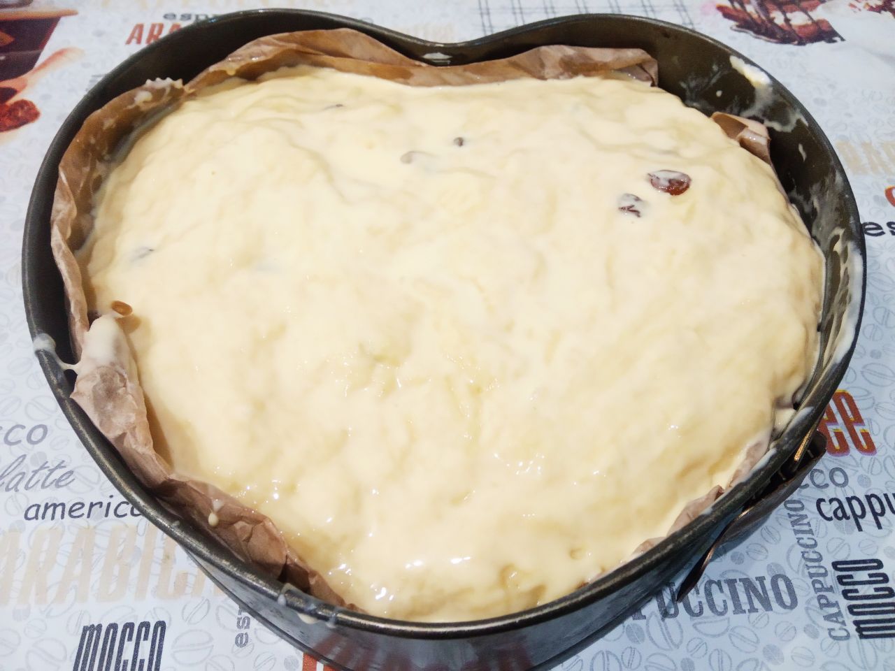 Пирог сдобный из дрожжевого теста с изюмом и мёдом: Смазываем пирог желтком со сметаной.