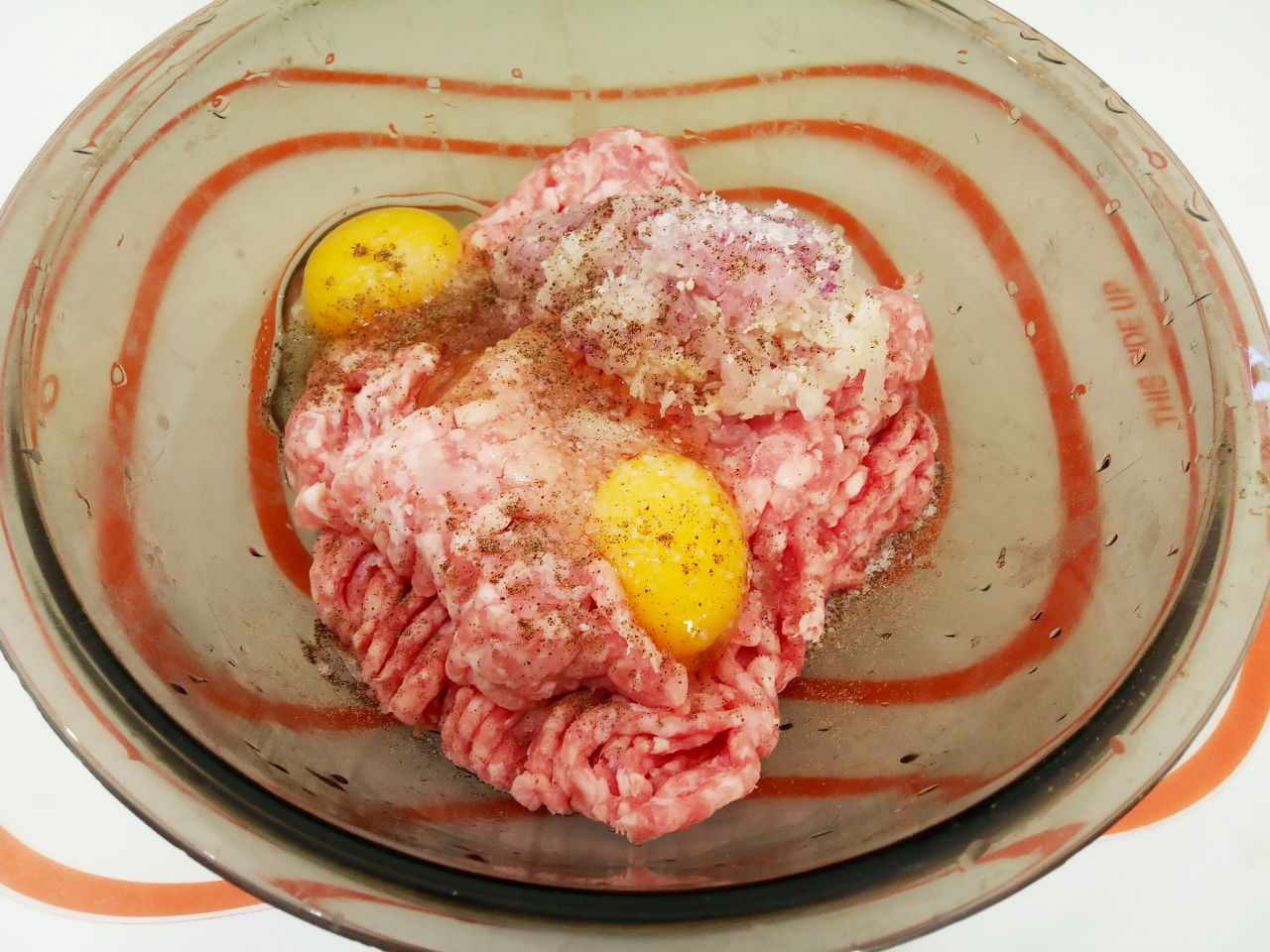 Мясной рулет с сыром в кляре, жареный на сковороде: Соединяем фарш, яйца, лук и чеснок, солим и перчим по вкусу. Массу тщательно размешиваем, слегка отбиваем.