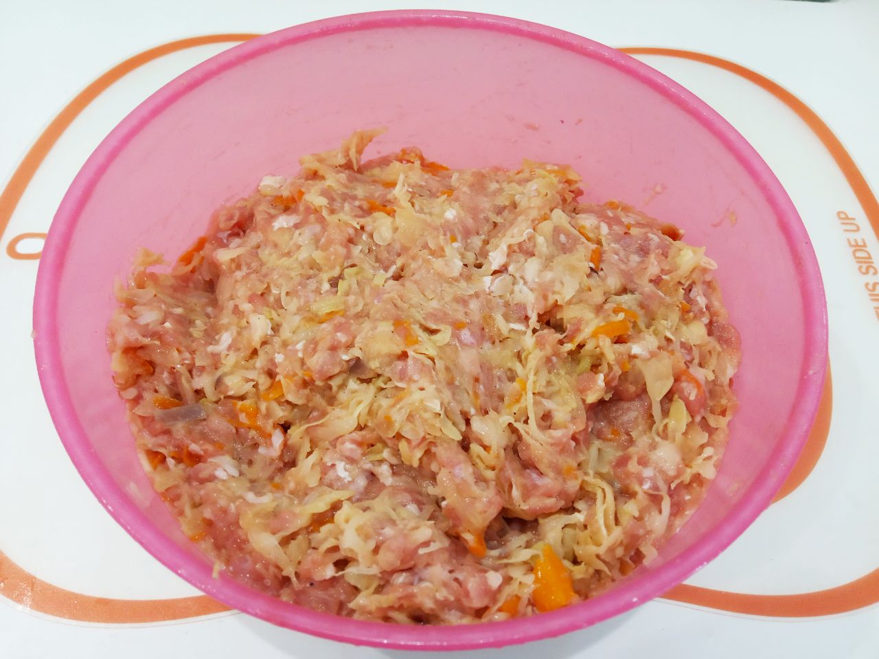 Капустные биточки с фаршем и соусом в духовке: Соединяем фарш, яйца и жареную капусту, добавляем соль и специи по желанию, тщательно размешиваем.
