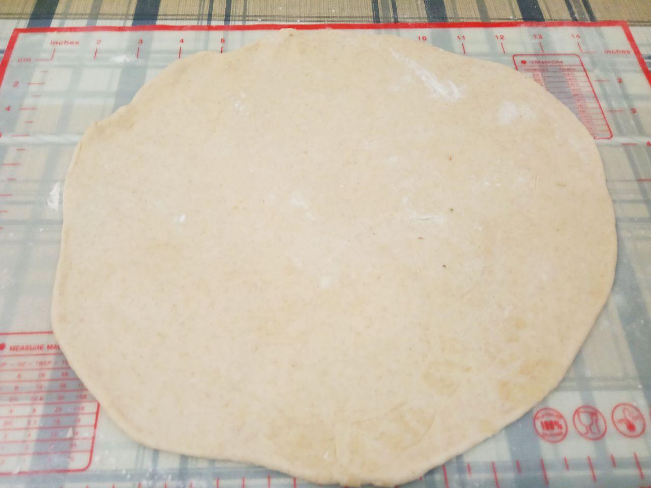Пицца домашняя, просто, быстро и вкусно: Каждую часть раскатываем в пласт толщиной от 5 мм до 1 см. Моим близким больше по вкусу когда тесто