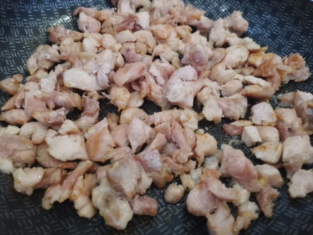 Картофель с начинкой из куриного мяса, шампиньонов и сыра: Разогреваем сковороду с растительным маслом, выкладываем измельченное мясо, добавляем специи и на медленном
