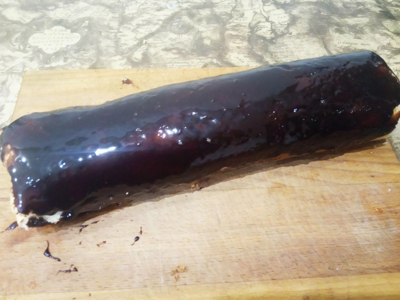 Рулет с яблочным джемом в шоколадной глазури, просто и вкусно: Покрываем рулет глазурью и посыпаем измельченными орехами.