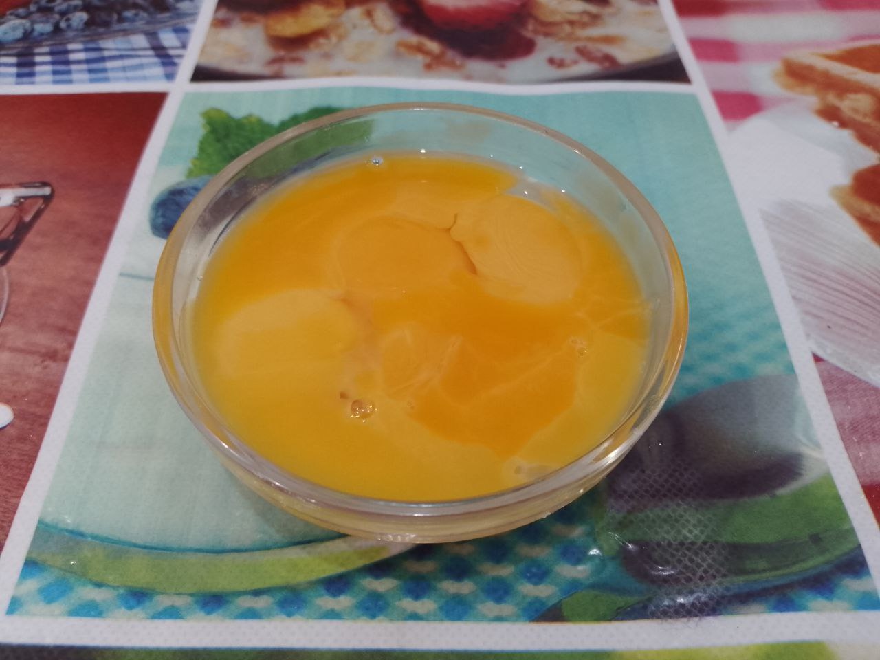 Пирог из песочной крошки, творожной начинки и ягод клубники: Яйца разделяем на желтки и белки в отдельную посуду.