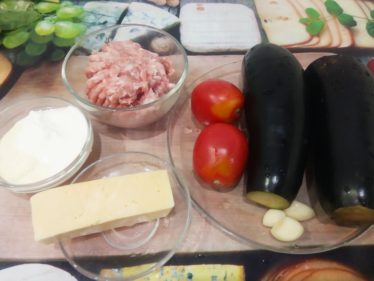 Запеченные баклажаны с фаршем, помидорами и сыром, в духовке