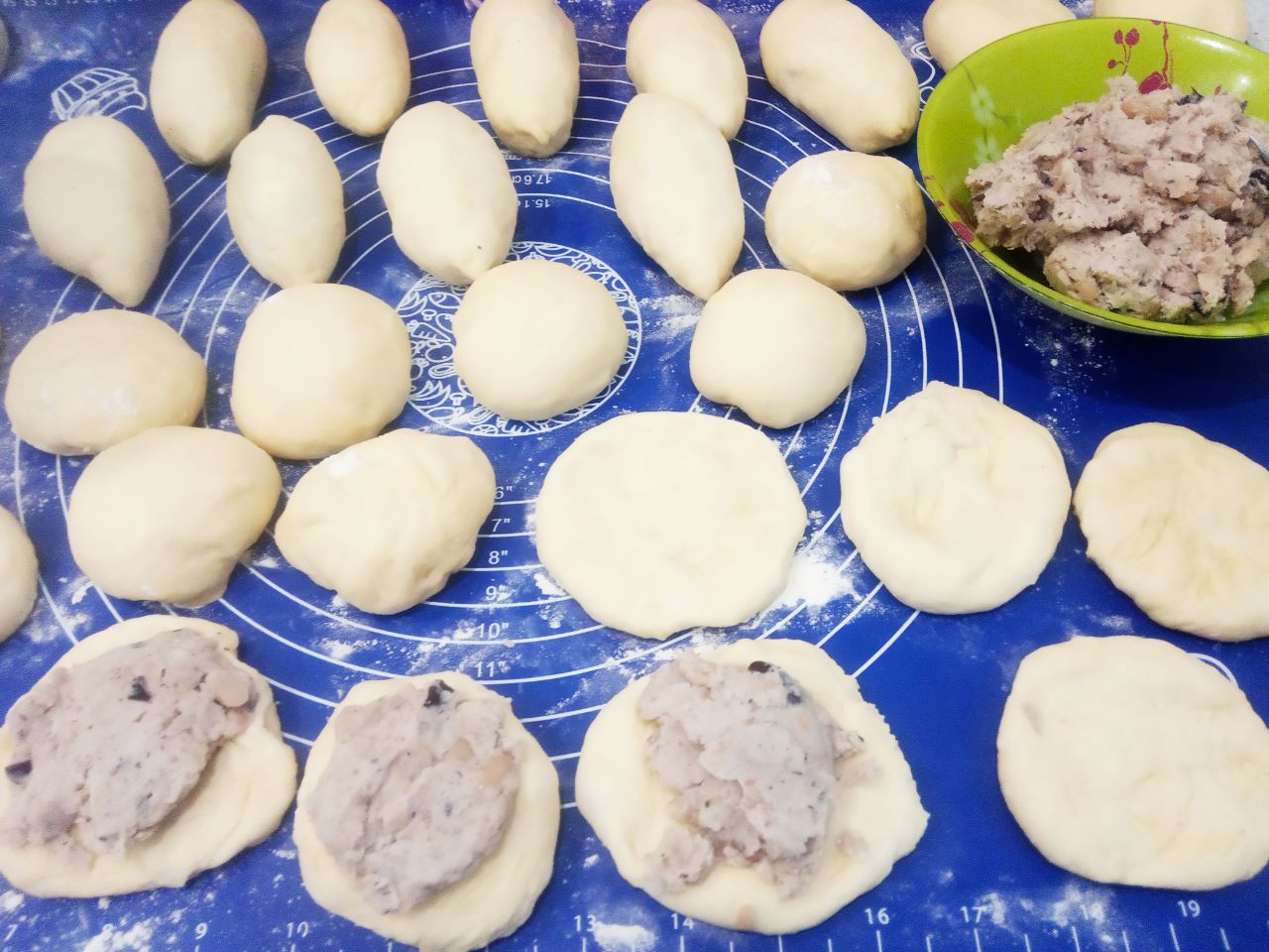 Пирожки с фасолевой начинкой в чесночной заливке, просто и вкусно: Колобки раскатываем и на середину кладем начинку, края соединяем и формируем пирожки.