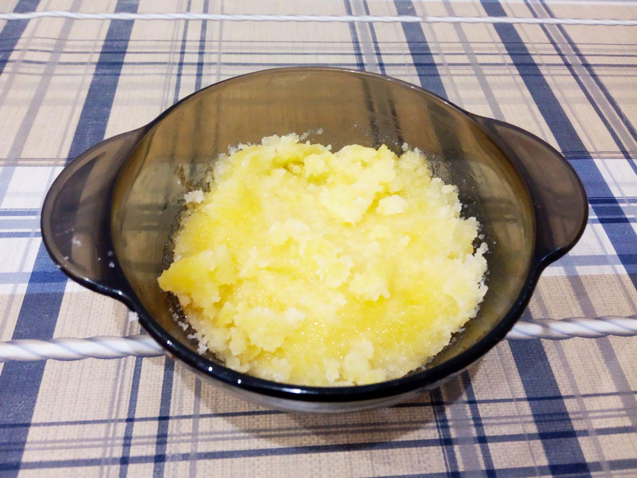 Рассыпчатое вкусное печенье с добавлением крахмала: К желткам добавляем сахар и хорошо растираем.