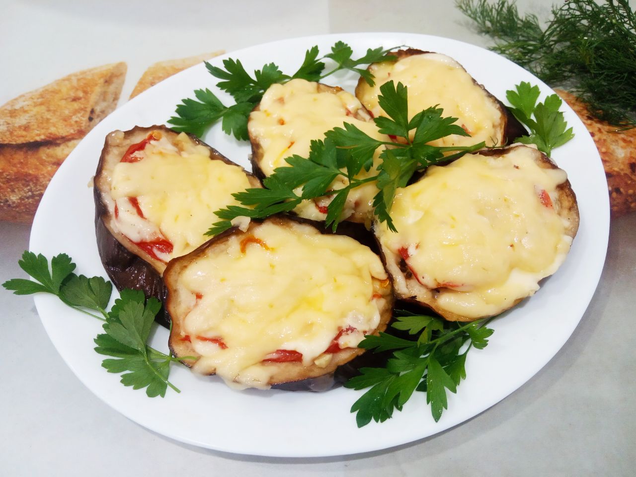 Баклажаны с помидорами и сыром, запеченные в духовке