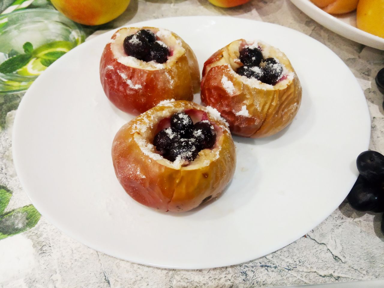 Запеченные яблоки с виноградом в духовке