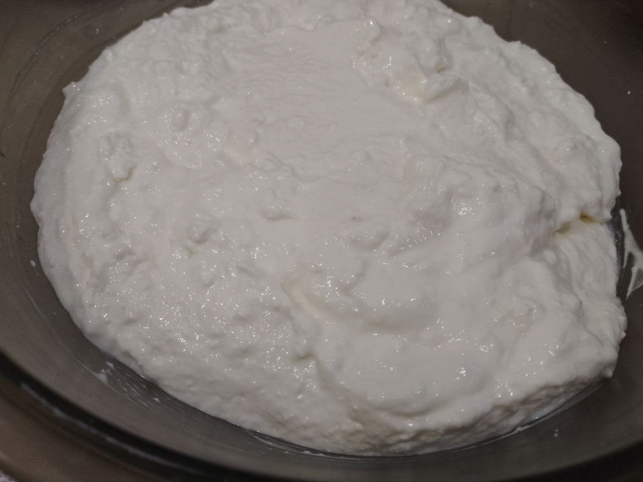 Пирог из песочной крошки, с творожной начинкой и замороженными ягодами: В творог добавляем взбитые белки, осторожно перемешиваем снизу вверх.