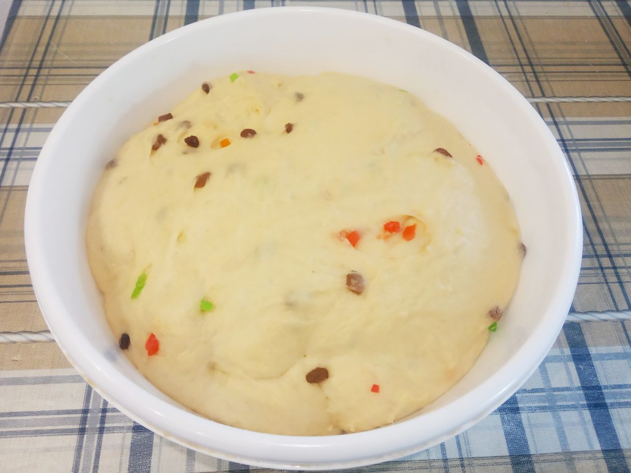 Домашние воздушные праздничные куличи: Миску или другую посуду смазываем растительным маслом и кладем тесто. Накрываем тесто и ставим в теплое место