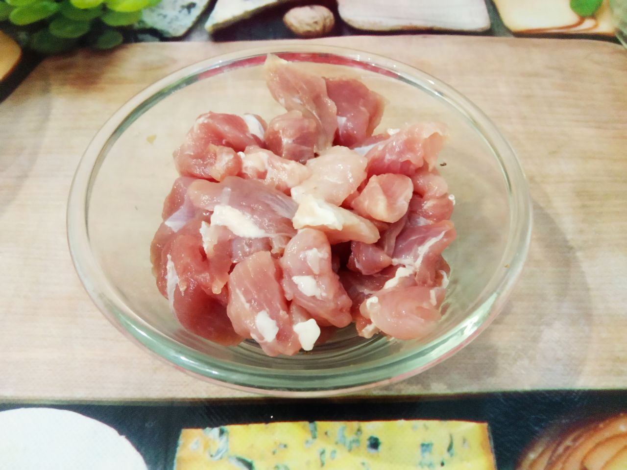 Клецки картофельные, с жареным луком и мясом: Мясо промываем, просушиваем и нарезаем небольшими полосками.