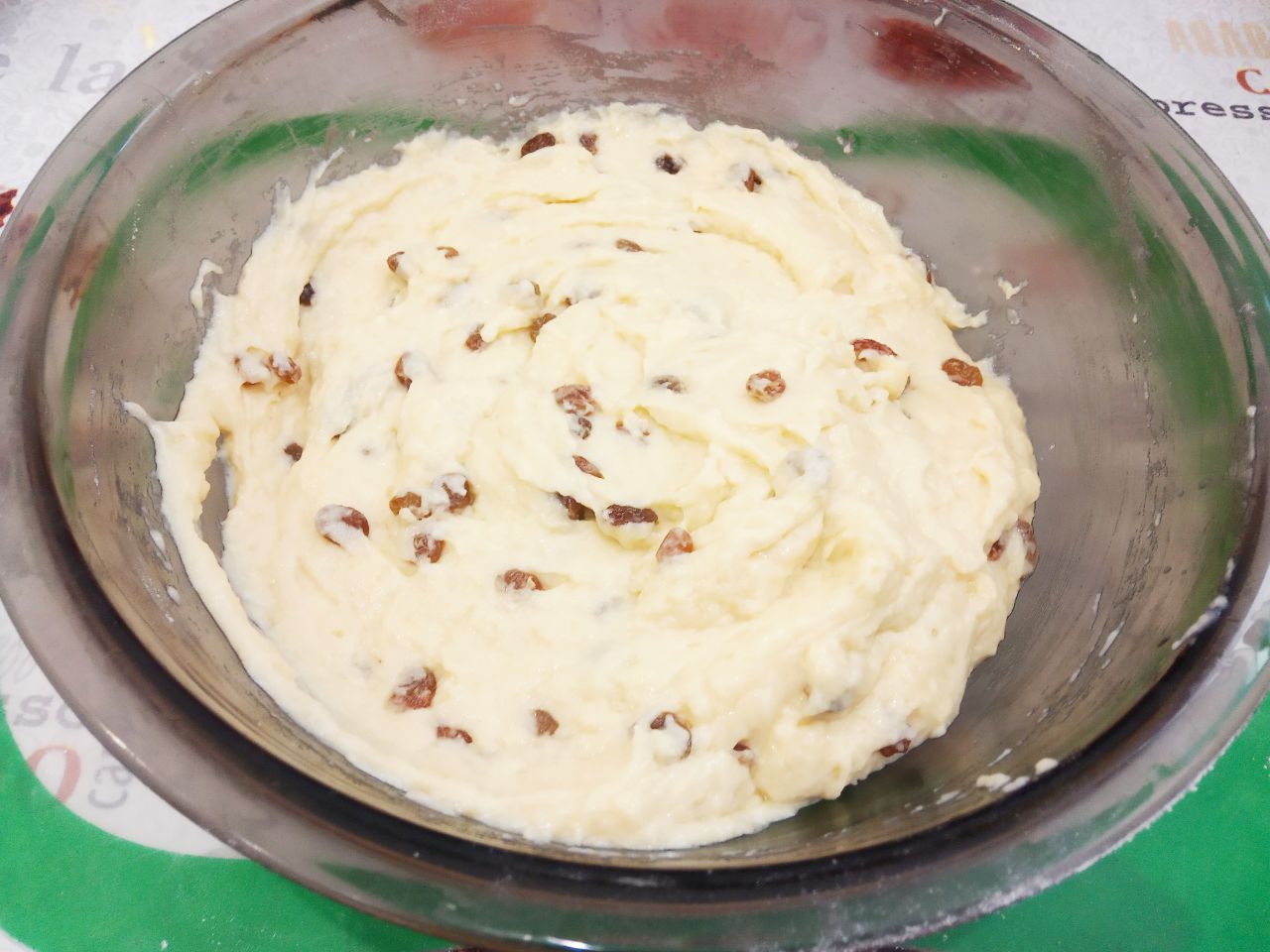 Домашний кекс с изюмом и с добавлением творога, нежный и вкусный: Кладем изюм  и размешиваем, пока изюм равномерно не распределится.