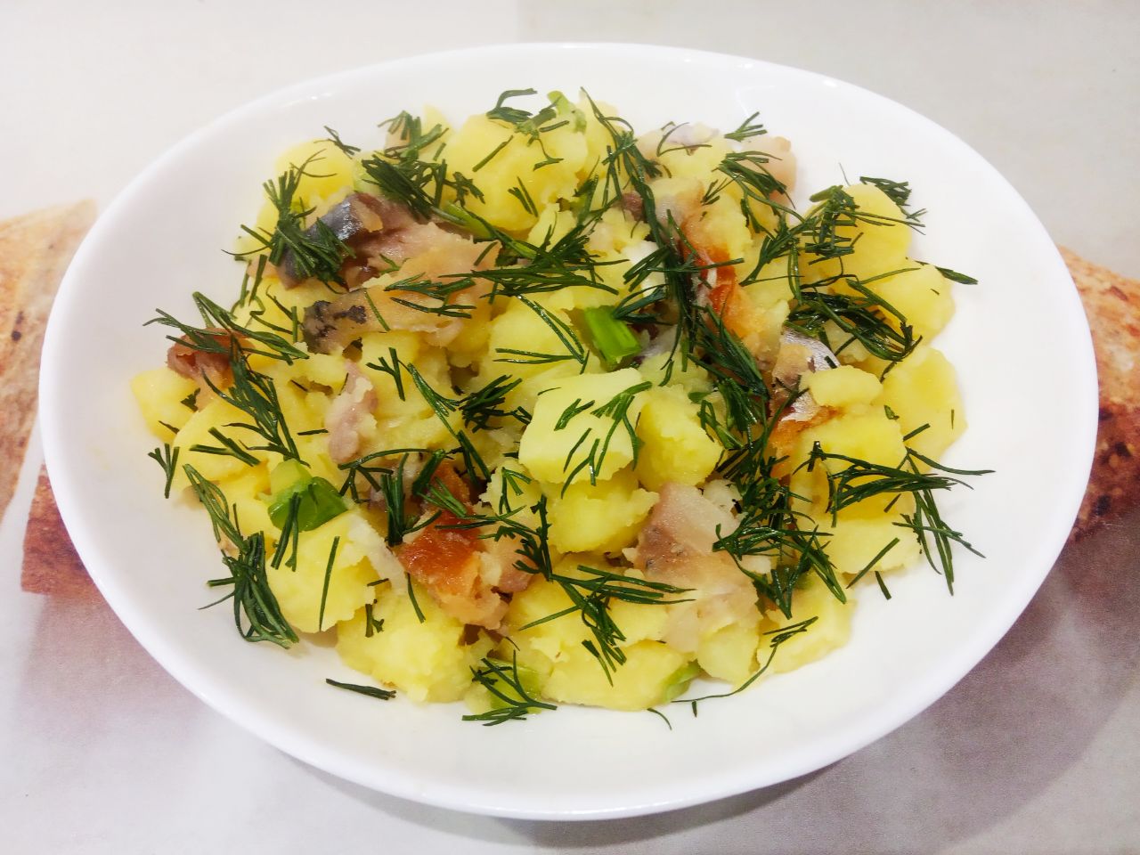 Картофельный салат с рыбой, просто и вкусно