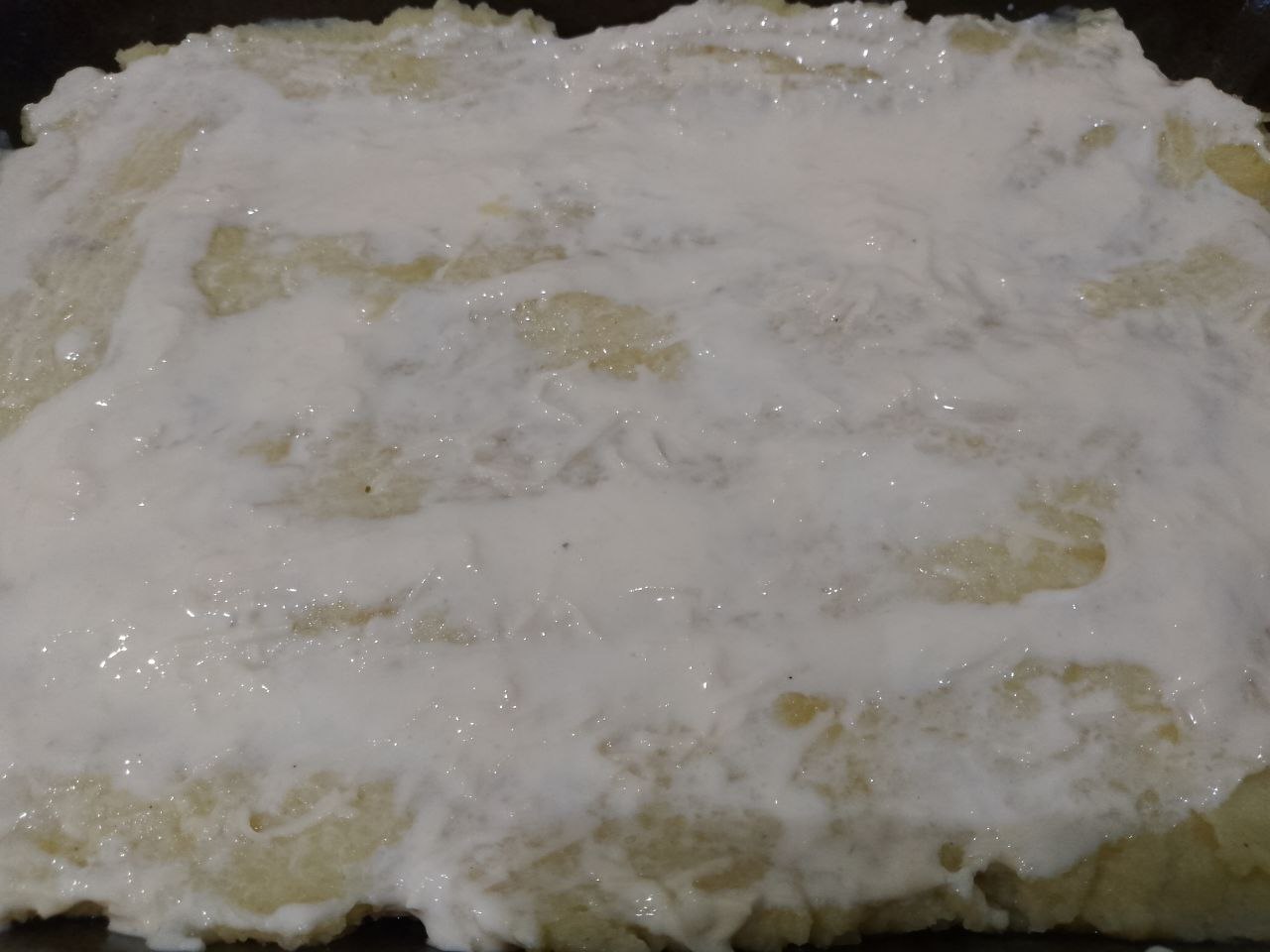 Картофельная запеканка с куриным филе, в духовке: Противень смазываем сливочным маслом. Выкладываем половину пюре, разравниваем и смазываем половиной заливки.