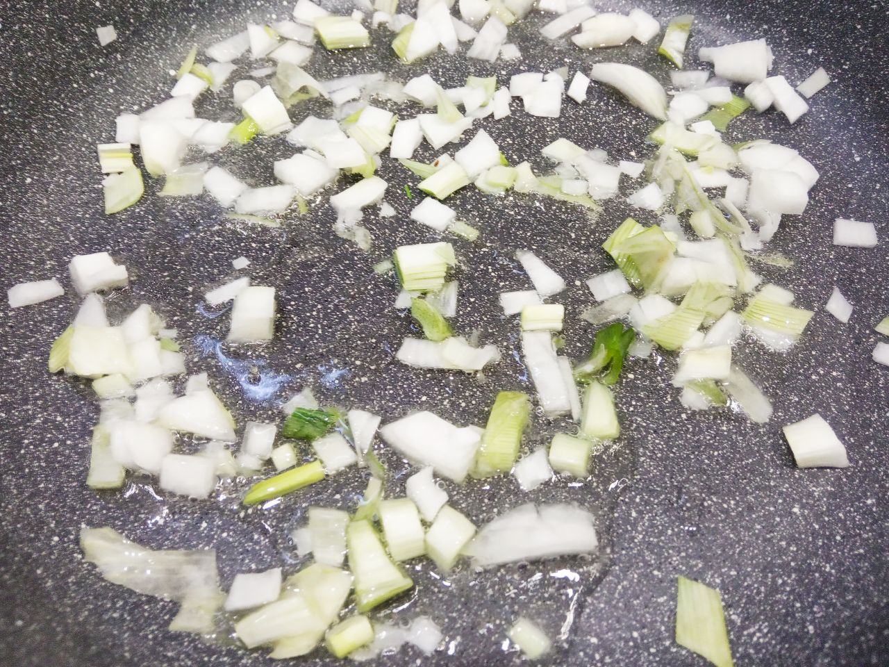 Тушеная красная чечевица с филе и овощами: Сковороду разогреваем с растительным маслом, кладем лук и обжариваем.