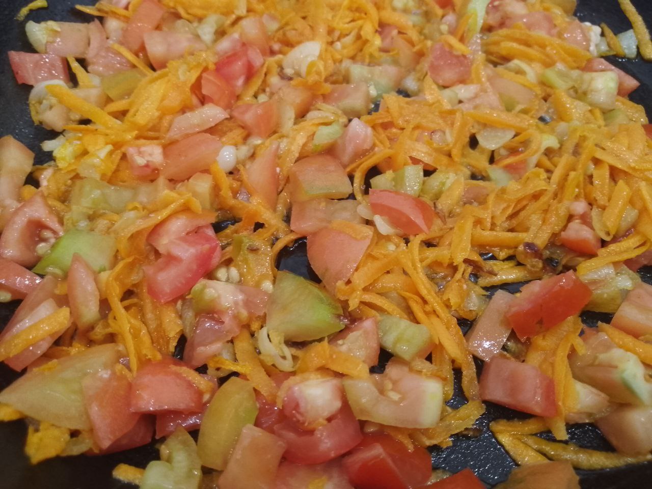 Перец с мясной начинкой и овощами, в духовке: Выкладываем помидоры и филе, соль, перец, сушеный чеснок, обжариваем несколько минут.