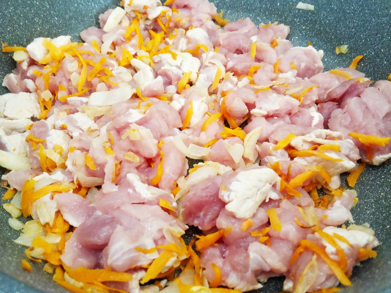 Запеченные помидоры с мясной начинкой и сыром: Выкладываем кусочки мяса, добавляем соль, перец по вкусу и соевый соус. Мясо перемешиваем и обжариваем около