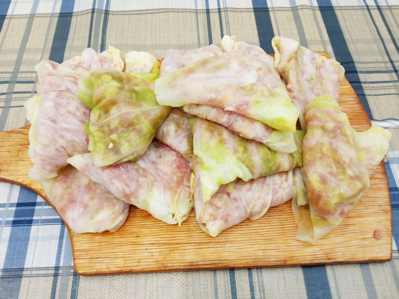 Сочные и нежные капустные конвертики с фаршем в яичном кляре: Разогреваем сковороду с растительным маслом, окунаем капустные конвертики в кляр, укладываем на сковороду