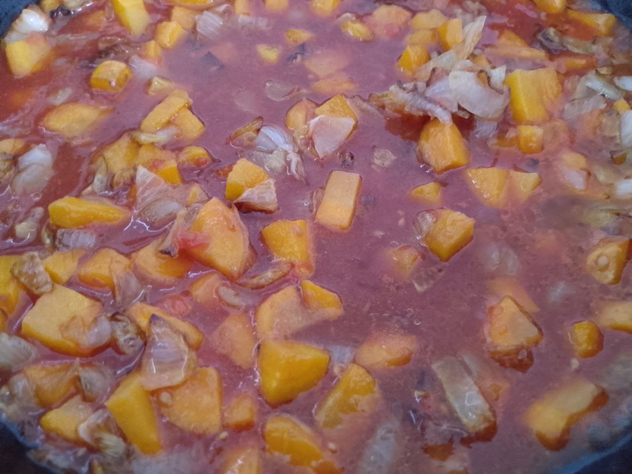 Тушеные баклажаны с помидорами и овощами, вкусно и полезно: Добавляем помидоры, перемешиваем и тушим около 5 минут.