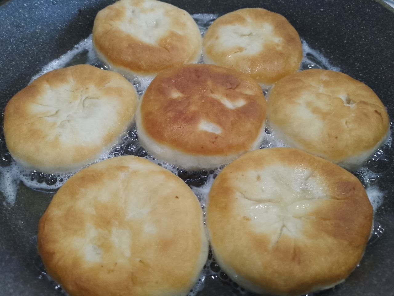 Пирожки из дрожжевого теста на сметане, с мясной начинкой, жареные на сковороде: Укладываем пирожки на сковороду и обжариваем под закрытой крышкой до золотистого цвета.