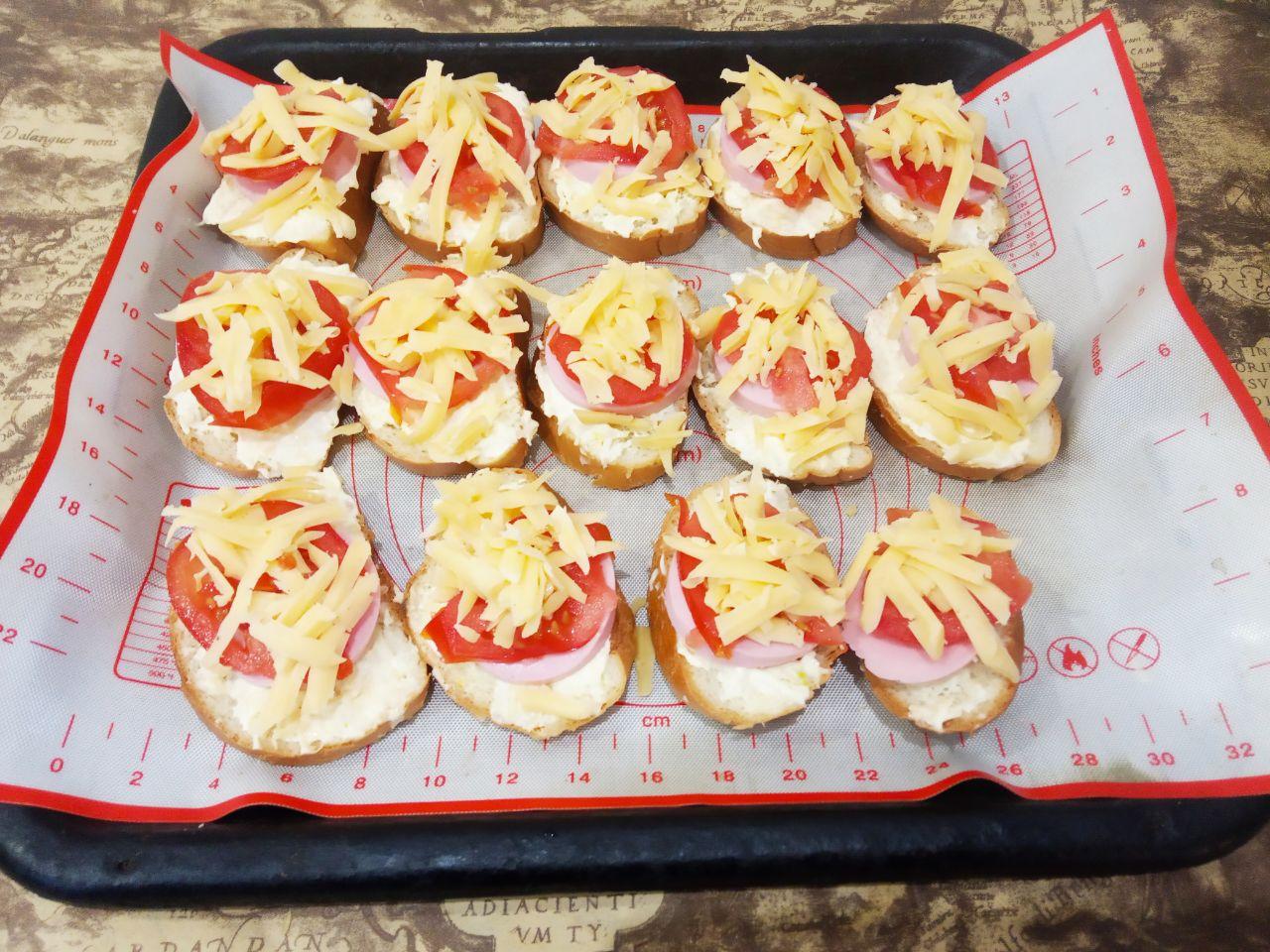 Вкусные и аппетитные горячие бутерброды с сыром и помидорами: Сверху выкладываем тертый сыр.