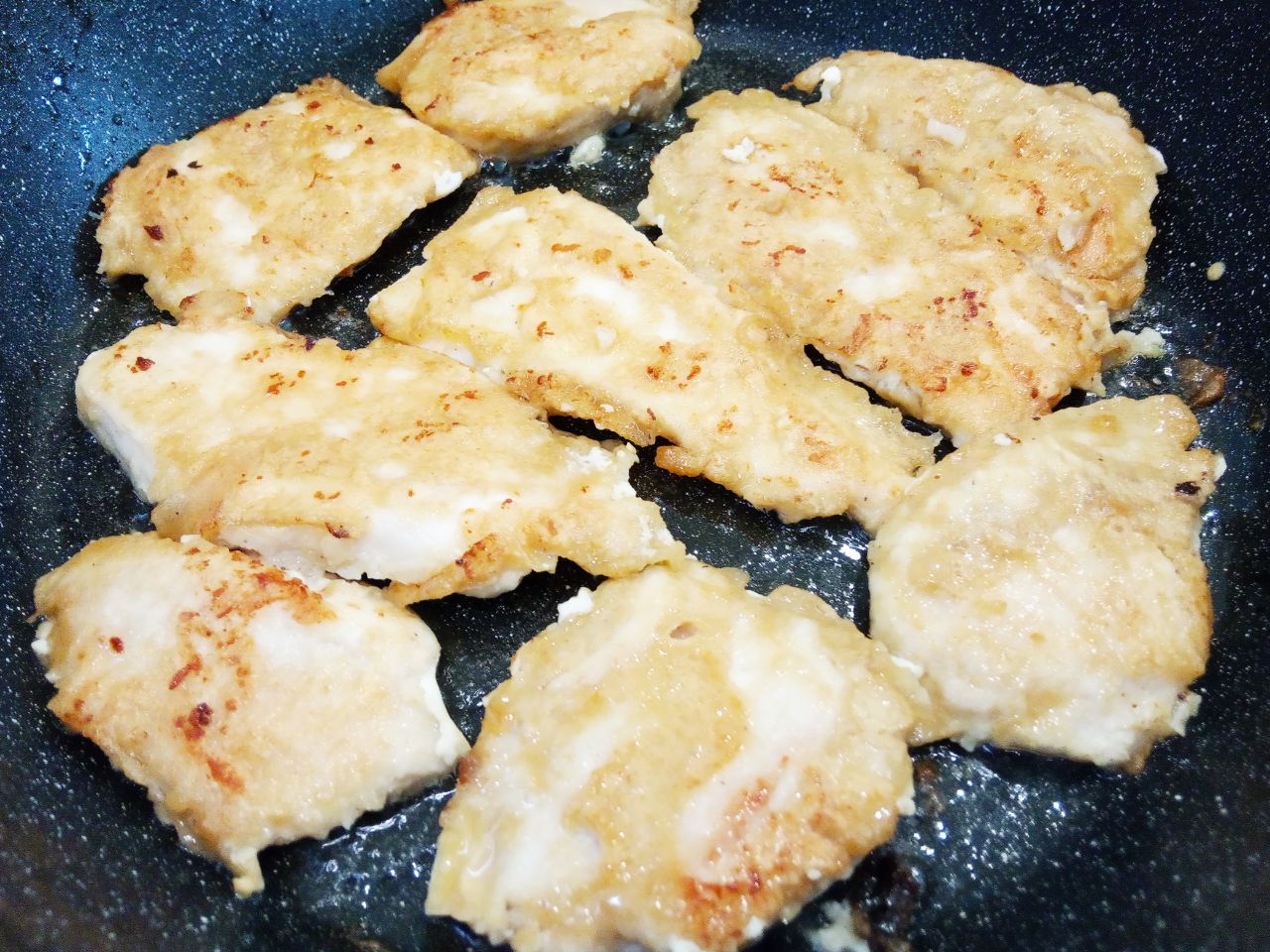 Куриное филе в кляре и специях, на сковороде: Затем переворачиваем мясо на другую сторону и обжариваем с другой стороны до готовности.