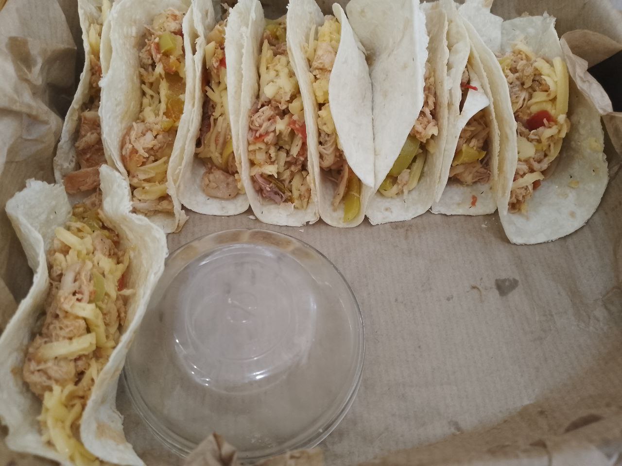 Лаваш запеченный в духовке, с начинкой из мяса, сыра и овощей, просто и вкусно: Противень застилаем пергаментом и укладываем лаваш с начинкой плотно между собой.