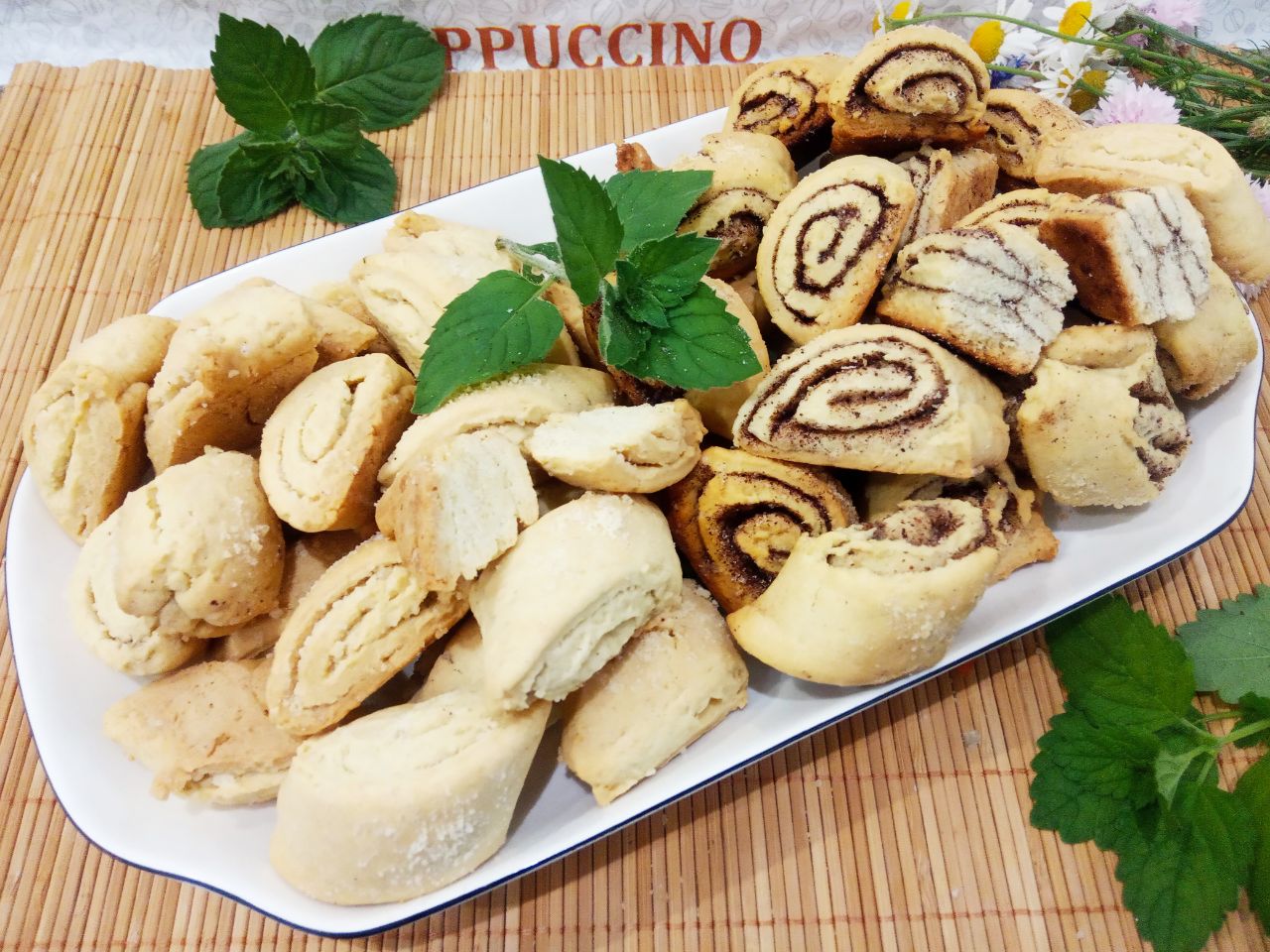 Печенье с корицей и мучной крошкой, песочное и рассыпчатое: Испеченное печенье достаем из духовки и охлаждаем, печенье горячее рассыпчатое, выкладываем осторожно.Печенье