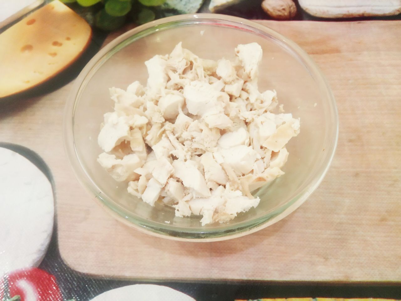 Салат из редьки, куриного филе и яиц, вкусный и сытный: Куриное филе отвариваем до готовности в подсоленной воде. Мясо охлаждаем и разрезаем на небольшие кусочки.
