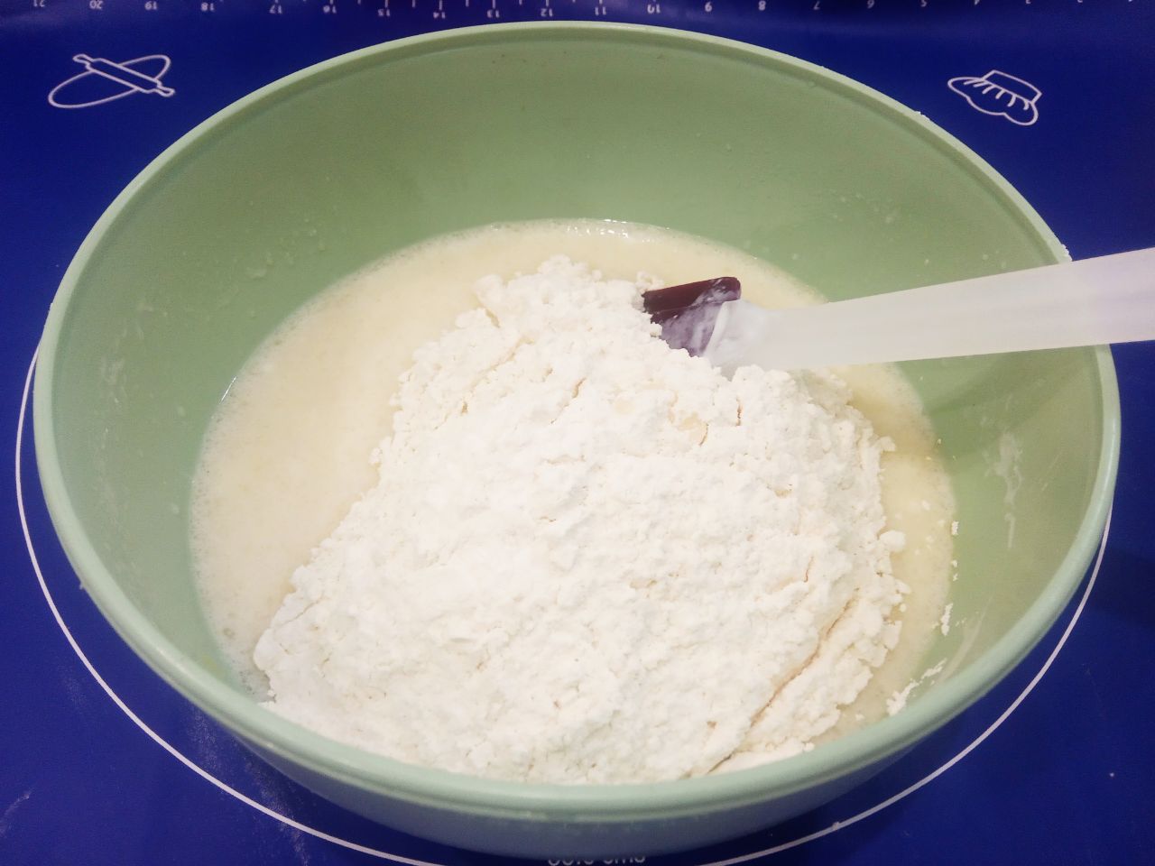 Домашние пряники в глазури, мягкие и вкусные: Муку просеиваем через мелкое сито и добавляем половину в тесто, размешиваем лопаткой.