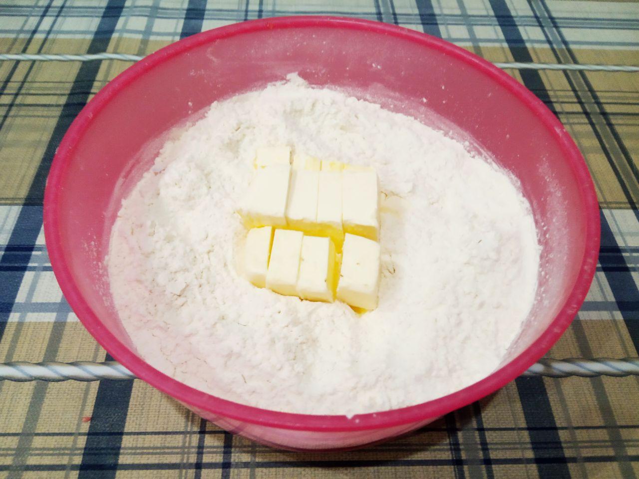 Простой рецепт грейпфрутового печенья, просто и вкусно: Муку просеиваем через мелкое сито, кладем размягченное сливочное масло или маргарин и растираем в крошку.