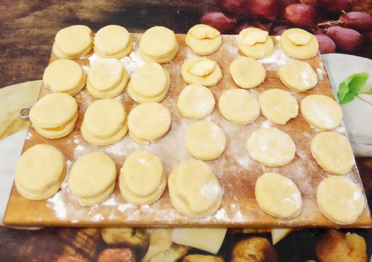Пряники рассыпчатые, мягкие, с яблоками и в молочной глазури: На половину кружочков кладем ломтики яблок, другую половину кладем сверху.