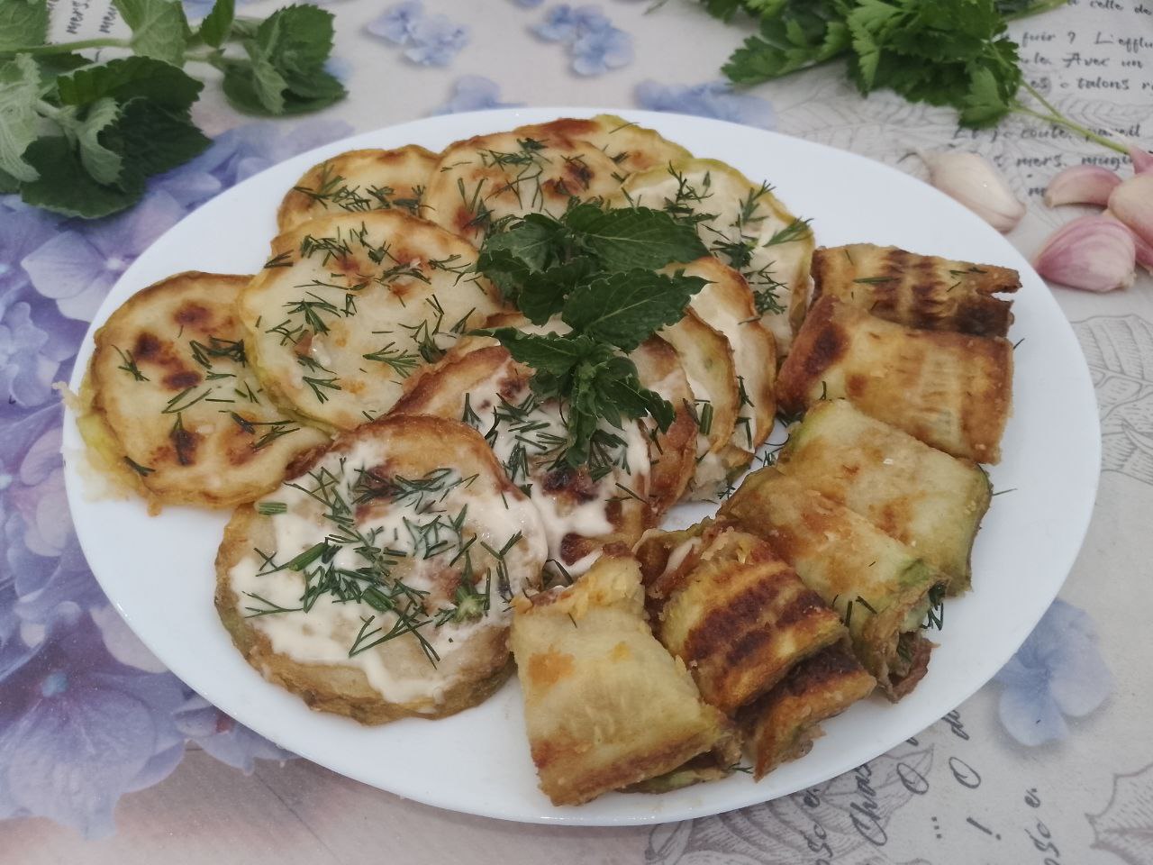 Кабачки жареные с чесноком, майонезом и укропом