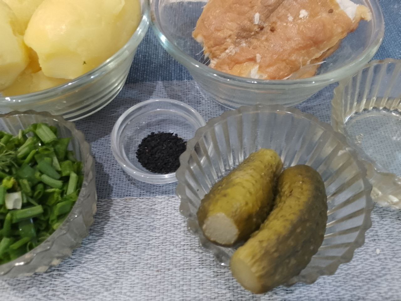 Салат из копченой щуки, картофеля и других ингредиентов