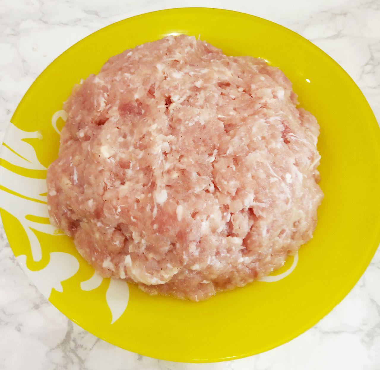 Овощное рагу с мясными шариками: Мясо промываем, просушиваем, разрезаем на кусочки и пропускаем через мясорубку.