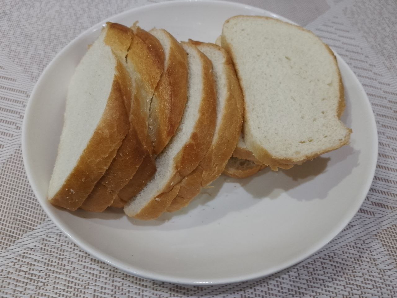 Бутерброды с яйцами и сыром, жареные на сковороде: Нарезаем батон ломтиками или покупаем уже разрезанный.