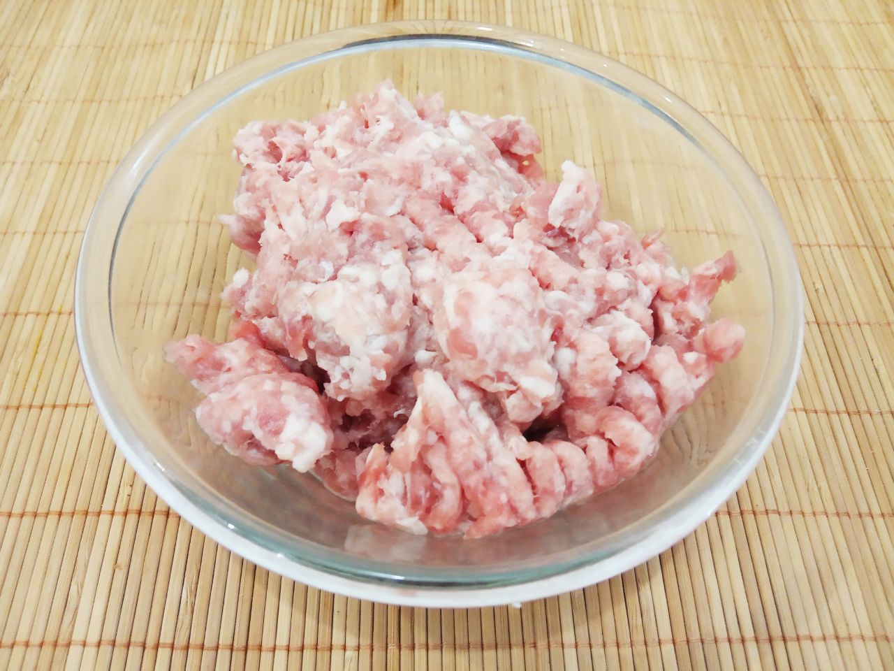 Патиссоны запеченные с фаршем, рисом и сыром: Мясо промываем, просушиваем, разрезаем на кусочки и пропускаем через мясорубку или используем готовый