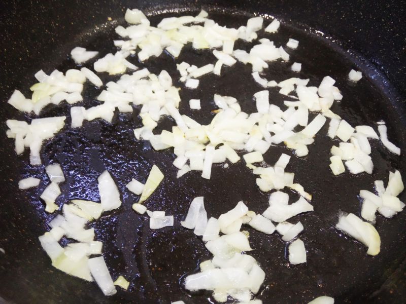 Рецепт гречневого супа с куриными мясом: Разогреваем сковороду с растительным маслом, кладем измельченный лук и обжариваем до золотистого цвета.
